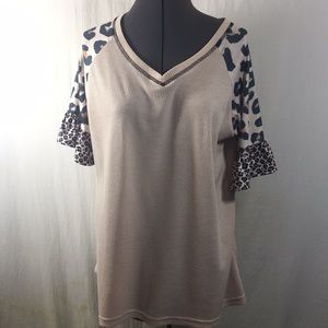 Wild Feathers V Neck Pullover Top w Animal Print